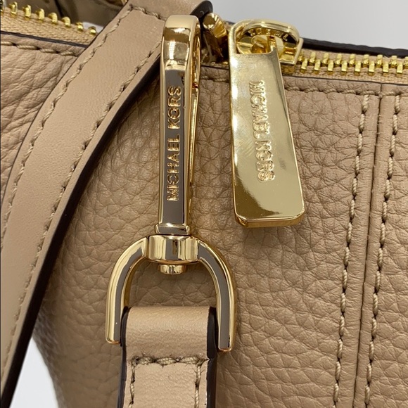 MICHAEL KORS BROOKE MEDIUM BUCKET MESSENGER - Picture 13 of 16
